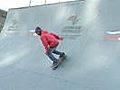 Aula gratuita ensina manobra em bicicleta e skate