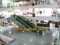 صاحب متجر يتلقف بين ذراعيه طفلا سقط من علو 4.5 متر