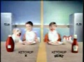 il dévore un chien avec du ketchup