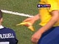 Lucas Leiva retira un plátano lanzado a Neymar