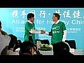 Gates launches China anti-smoking campaign