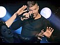 Ricky Martin mais latino que nunca em clipe da música ?Mas?