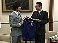 W杯・日本代表の岡田武史監督に大阪・橋下知事が「感動大阪大賞」を贈呈