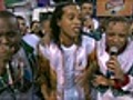 Ronaldinho Gaúcho se diverte no desfile da Grande Rio