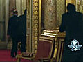 De Icaza sale de sesión del senado en Francia