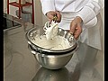 Monter de la crème fouettée pour une chantilly