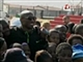 Kobe Bryant faz a alegria das crianças no bairro do Soweto