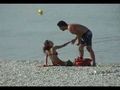 Yunan adam plajda karisini dövüyor!