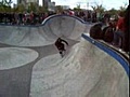 Tony Hawk plaque un MacTwist dans un bowl en béton !