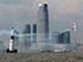 Flugakrobatik zwischen Freiheitsstatue und Skyline