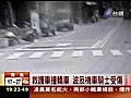 救護車撞轎車波及機車騎士受傷