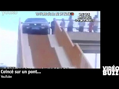 Vidéo Buzz: Il voulait traverser un pont pour les piétons en voiture !