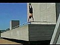 Garotos exibem habilidades no parkour