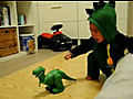Bébé a peur du méchant dinosaure