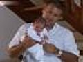 Héctor Soberón con bebé en brazos El actor Héctor Soberón recibió a su primer bebé. 04/10/2007