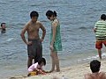 不少市民到沙灘消暑　警方籲泳客小心財物