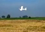 L’aereo vola rasoterra dopo aver fatto le foto