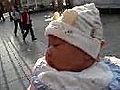 乐乐在杨家坪步行街晒太阳