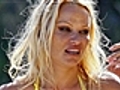 Rugas de Pamela Anderson são fotografadas em praia