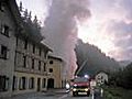 Feuer zerstört dreistöckiges Wohnhaus