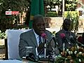 تبول قرد على الرئيس الزامبي روبياه باندا أثناء حديثه إلى صحافيين في مؤتمر صحافي يوم الأربعاء