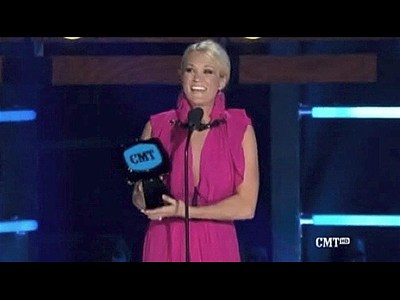 Carrie brilha no CMT Awards