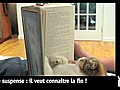 Vidéo Buzz: Trop de suspense,  ce chat veut lire directement la fin de Guerre et Paix !