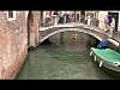 En paddlboard sous le Pont Rialto à Venise