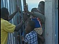 El reparto de comida a los damnificados haitianos se ve dificultado por la inseguridad