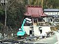 Japan Self-Defense Forces entfernen van aus einem Tempel 40 Tage nach Tsunami