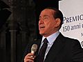 Berlusconi presenta in francese Aznavour ma l’applause è inglese