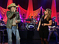 Jason Aldean &amp; Kelly Clarkson Perform &#039;Don’t You Want to Stay&#039;