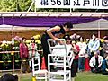 大道芸　椅子５個の上で逆立ち