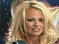 Pamela Anderson se atrasa e paga mico na TV