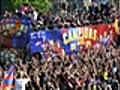 El Barça recorre las calles ante miles de hinchas eufóricos