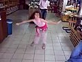 بنت ابرقص بطريقة مميزة جدا :))