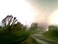 Amateur filmt Fahrt durch einen Tornado