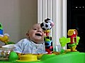 طفل يصاب بالرعب والضحك بسبب استنثار والدته لأنفها