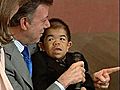 Raw Video: Shortest Man Meets Colombian Pres.