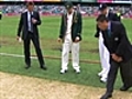 Aussies win toss,  chose to bat