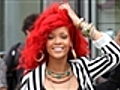 Rihanna aparece bem extravagante em seu novo clipe