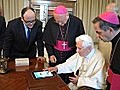 Papst startet neue Vatikan-Website mit dem iPad