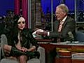 Lady Gaga mange du papier à la télévision