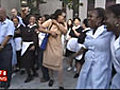 Les femmes de chambre attendent DSK de pied ferme : les images