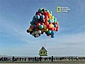 Haus fliegt an 300 Ballons in den Himmel