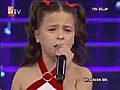 طفلة تركيـــة مشاركة بمسابقة غنائية للاطفال