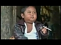طفل اندونيسي يدخن 40 سجارة