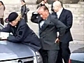 رئيس الوزراء الايطالي يتحرش بسيدة في الشارع