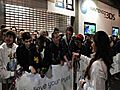 Fans queue for Nintendo 3D