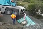 Crane Lifting Disaster !